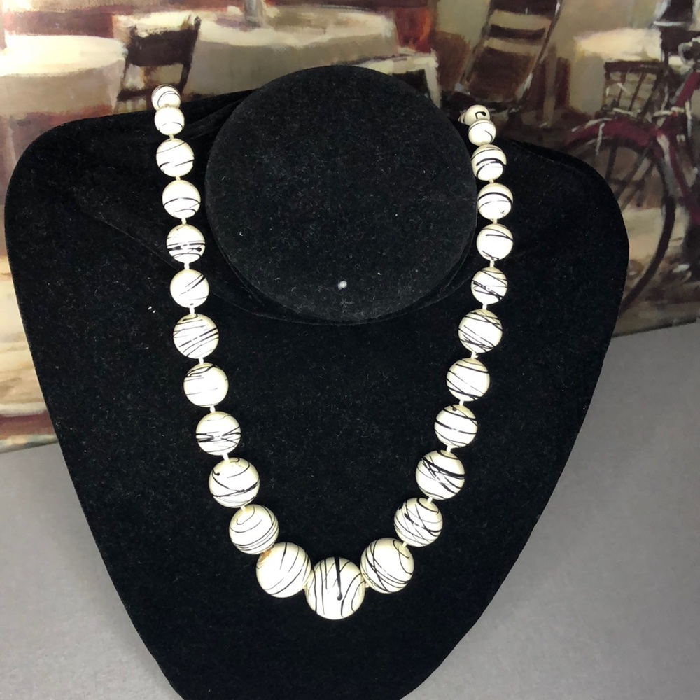 VINTAGE White black Striped Bead Necklace 80’s retro